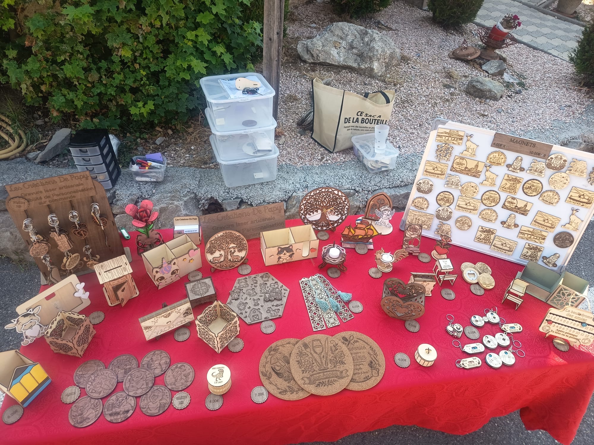 Stand de marché présentant les créations en bois gravé des Créations de Papy